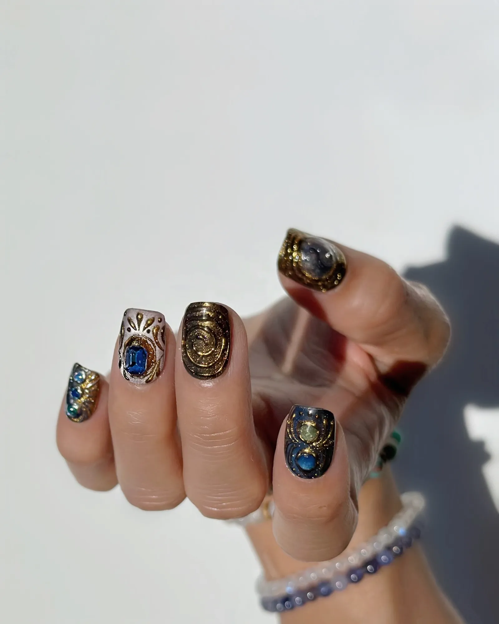 gold3 1, 4, Секреты денежного маникюра: цвета и символы октября 2025 маникюр на октябрь