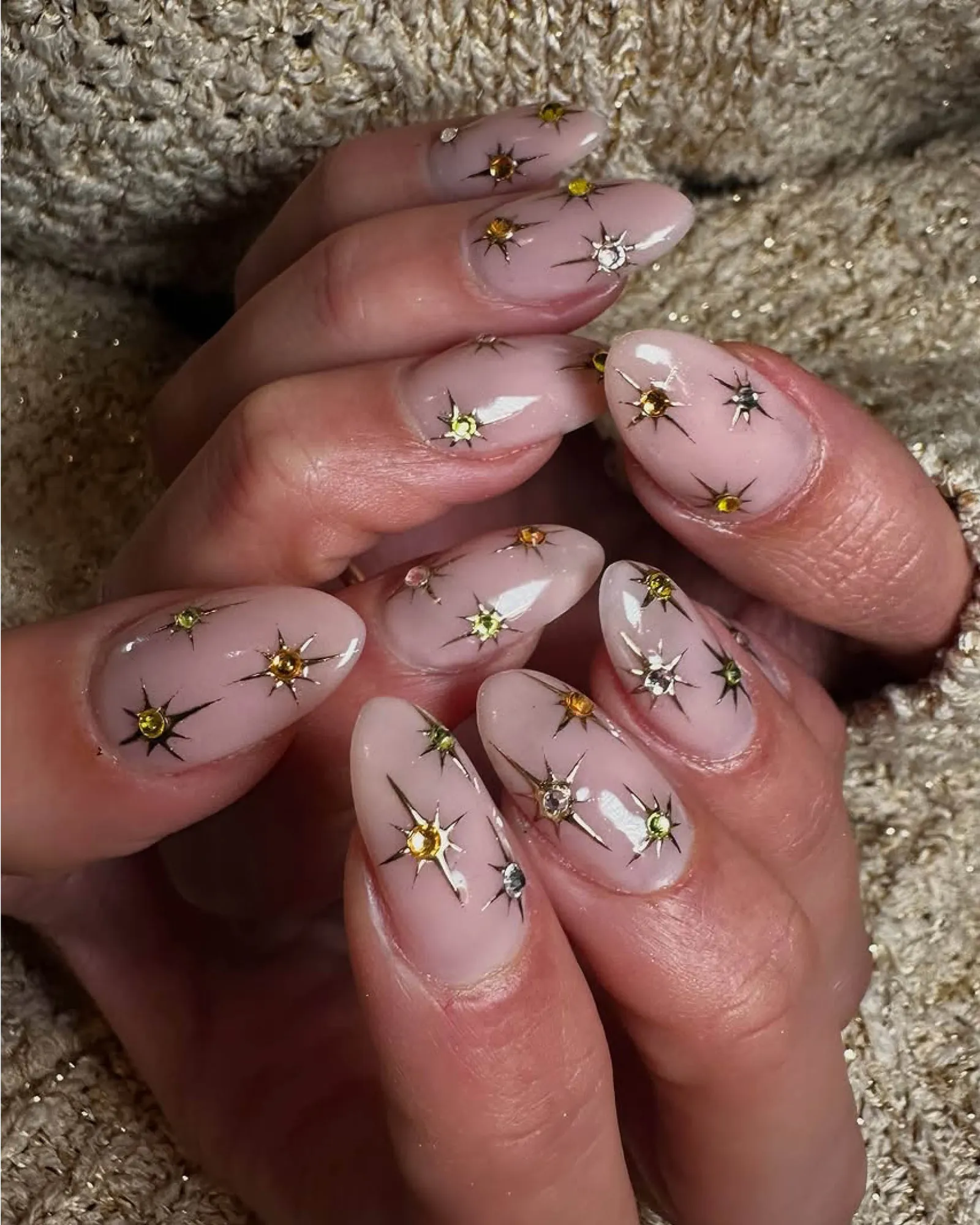 gold5, 15, Секреты денежного маникюра: цвета и символы октября 2025 маникюр на октябрь