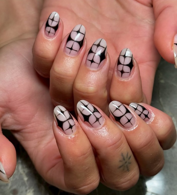 Манікюр мигдаль: розкішні та сміливі тенденції сезону (55 фото) gotic, 10, Манікюр мигдаль: розкішні та сміливі тенденції сезону (55 фото) Мигдаль манікюр