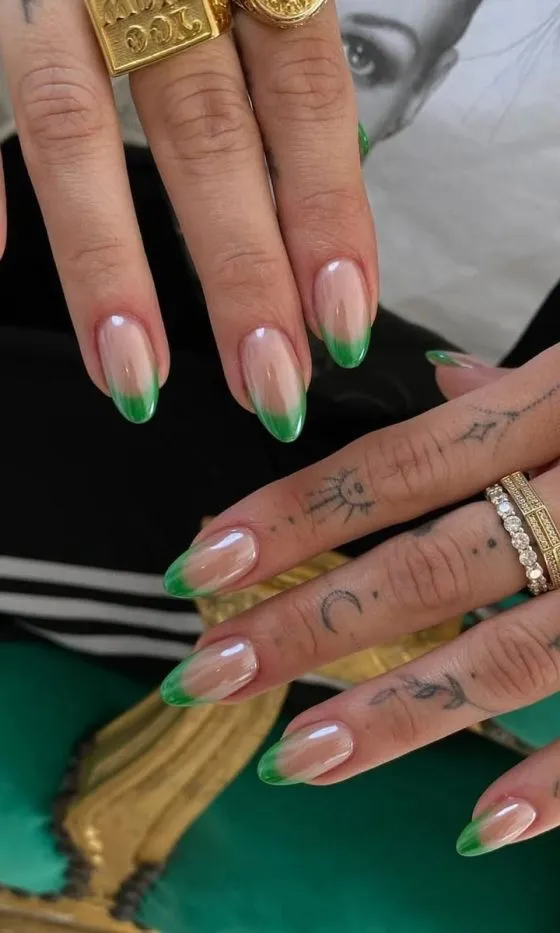 Манікюр мигдаль: розкішні та сміливі тенденції сезону (55 фото) Зелений хромований френч, сміливий нейл-арт
