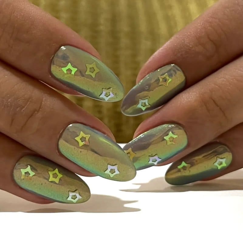 65 найкращих фото-ідей новорічного манікюру 2026: тренди, кольори, декор green chrome, 36, 65 найкращих фото-ідей новорічного манікюру 2026: тренди, кольори, декор Манікюр 2026