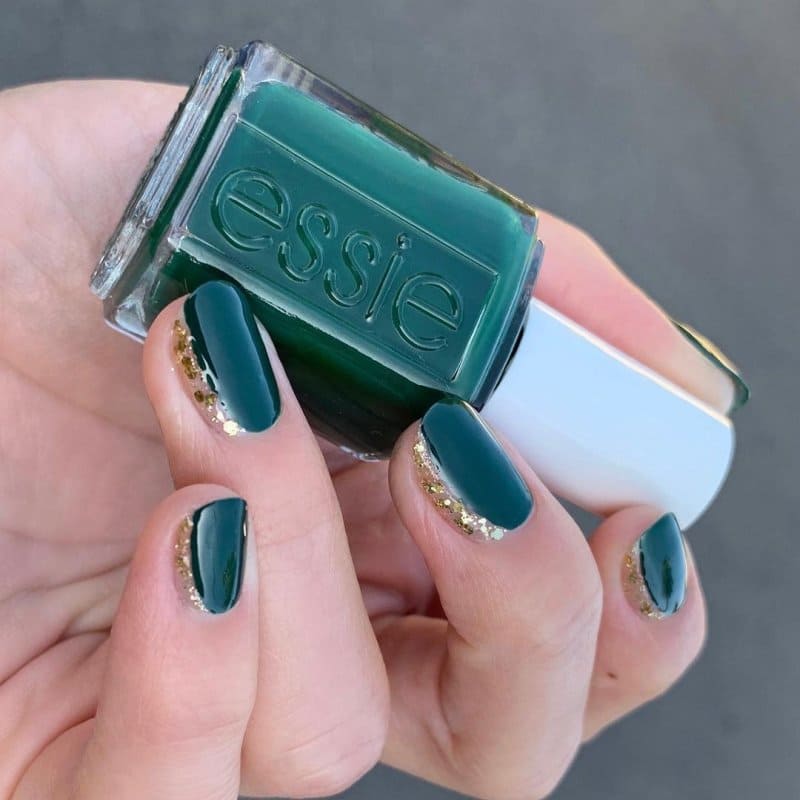 65 найкращих фото-ідей новорічного манікюру 2026: тренди, кольори, декор green gold2, 62, 65 найкращих фото-ідей новорічного манікюру 2026: тренди, кольори, декор Манікюр 2026