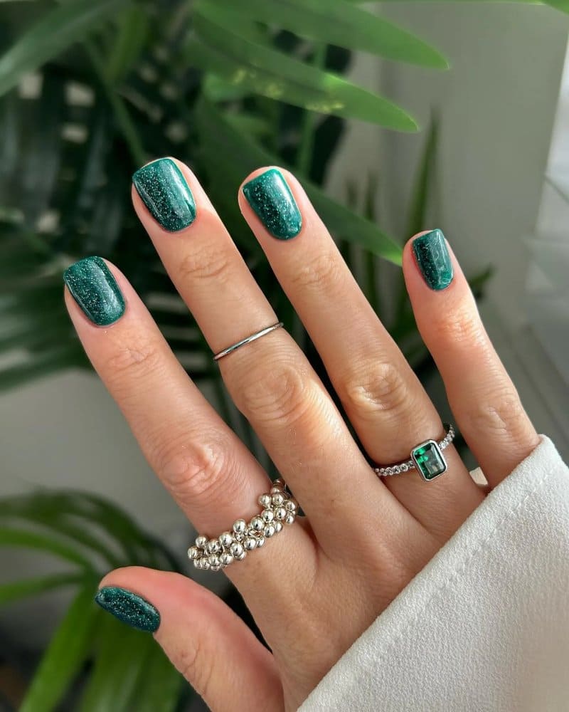 65 найкращих фото-ідей новорічного манікюру 2026: тренди, кольори, декор green2, 51, 65 найкращих фото-ідей новорічного манікюру 2026: тренди, кольори, декор Манікюр 2026