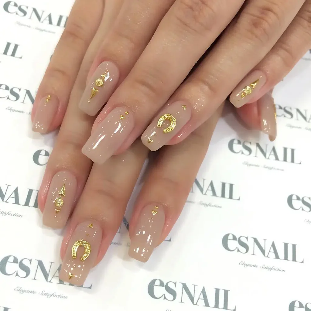 65 найкращих фото-ідей новорічного манікюру 2026: тренди, кольори, декор horse, 3, 65 найкращих фото-ідей новорічного манікюру 2026: тренди, кольори, декор Манікюр 2026