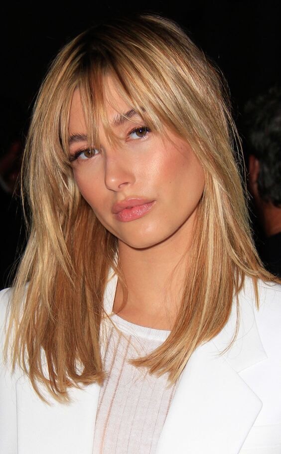 Модні жіночі стрижки з чубчиком на середнє волосся: за типом волосся та формою обличчя. Назви з фото kapriz2, 45, Модні жіночі стрижки з чубчиком на середнє волосся: за типом волосся та формою обличчя. Назви з фото стрижки с челкой