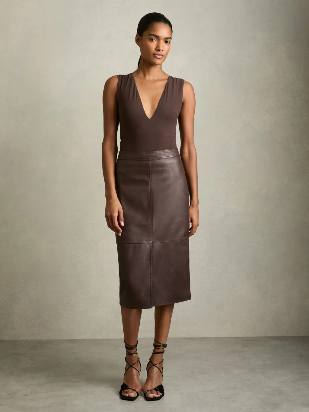 Спідниця-міді - тренд 2026: види, як підібрати по фігурі. З чим носити атласну та джинсову спідниці-міді? karandash, 21, Спідниця-міді - тренд 2026: види, як підібрати по фігурі. З чим носити атласну та джинсову спідниці-міді? міді