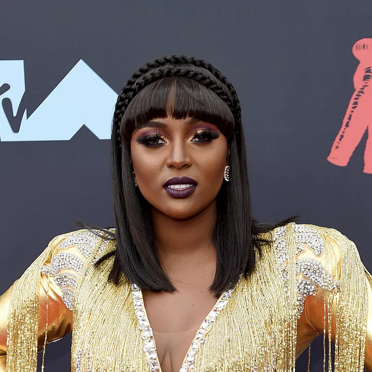 Модні жіночі стрижки з чубчиком на середнє волосся: за типом волосся та формою обличчя. Назви з фото kare, 19, Модні жіночі стрижки з чубчиком на середнє волосся: за типом волосся та формою обличчя. Назви з фото стрижки с челкой