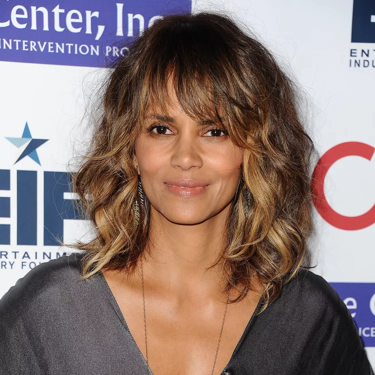 Модні жіночі стрижки з чубчиком на середнє волосся: за типом волосся та формою обличчя. Назви з фото kaskad, 14, Модні жіночі стрижки з чубчиком на середнє волосся: за типом волосся та формою обличчя. Назви з фото стрижки с челкой