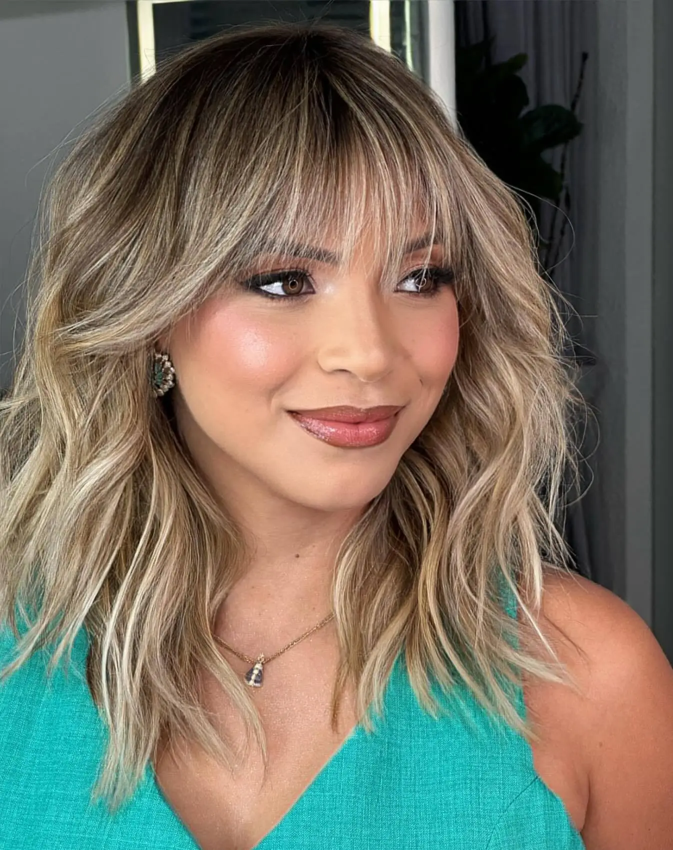 Модні жіночі стрижки з чубчиком на середнє волосся: за типом волосся та формою обличчя. Назви з фото kaskad4, 12, Модні жіночі стрижки з чубчиком на середнє волосся: за типом волосся та формою обличчя. Назви з фото стрижки с челкой