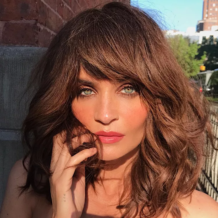 Модні жіночі стрижки з чубчиком на середнє волосся: за типом волосся та формою обличчя. Назви з фото Стрижка з косим чубчиком, асиметрія