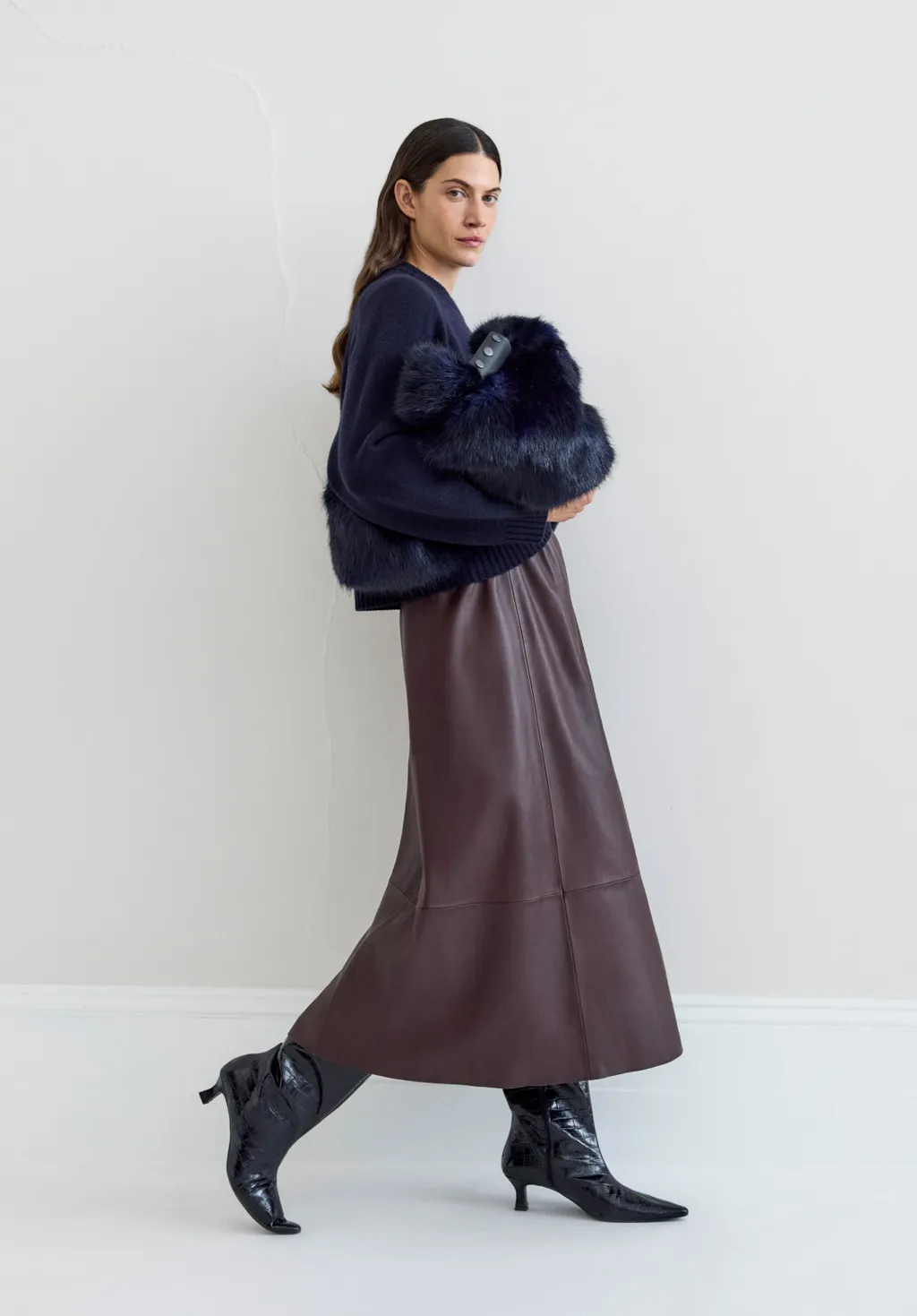 Спідниця-міді - тренд 2026: види, як підібрати по фігурі. З чим носити атласну та джинсову спідниці-міді? kozha, 31, Спідниця-міді - тренд 2026: види, як підібрати по фігурі. З чим носити атласну та джинсову спідниці-міді? міді