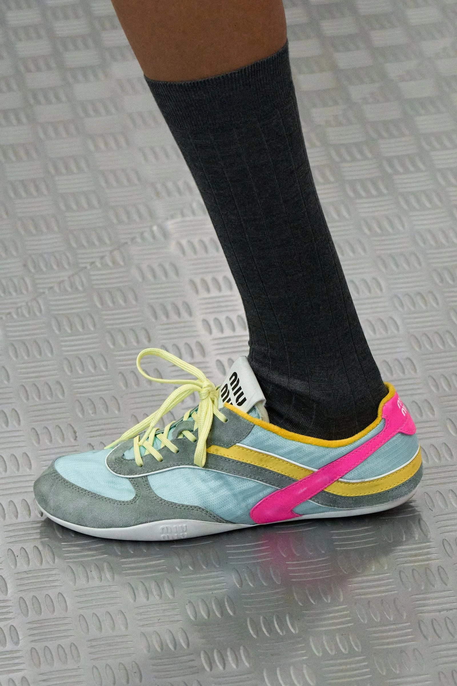 Тренди жіночого одягу весна-літо 2026: чим здивує новий сезон krossovki, 60, Тренди жіночого одягу весна-літо 2026: чим здивує новий сезон тренды женской одежды