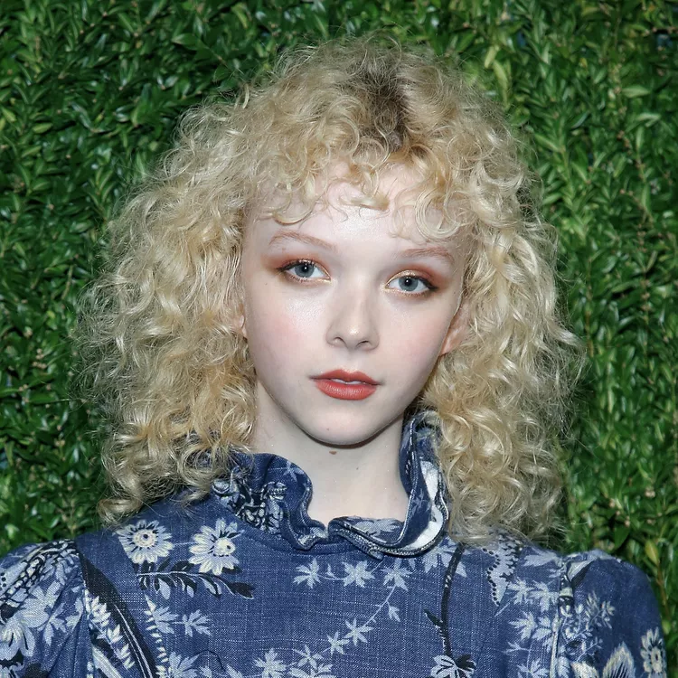 Модні жіночі стрижки з чубчиком на середнє волосся: за типом волосся та формою обличчя. Назви з фото kudrjavye, 52, Модні жіночі стрижки з чубчиком на середнє волосся: за типом волосся та формою обличчя. Назви з фото стрижки с челкой