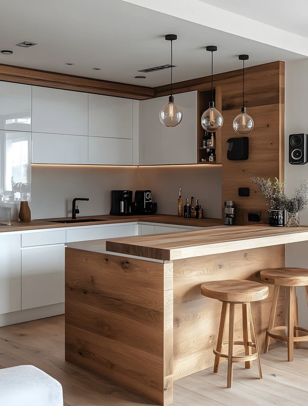 Кутова кухня: комбінація білих фасадів та текстури дерева