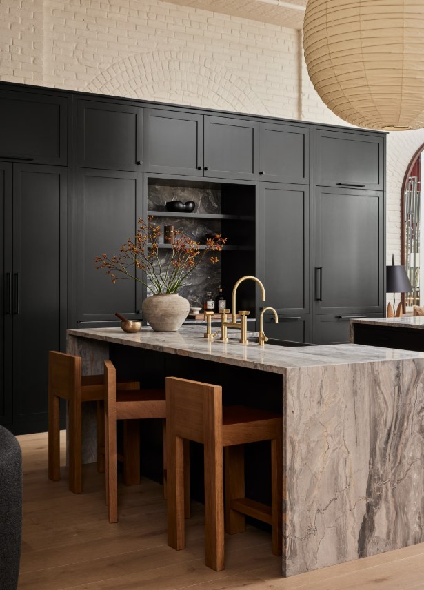 Бежева кухня з графітовою шафою та стільницею з бежевого мармуру