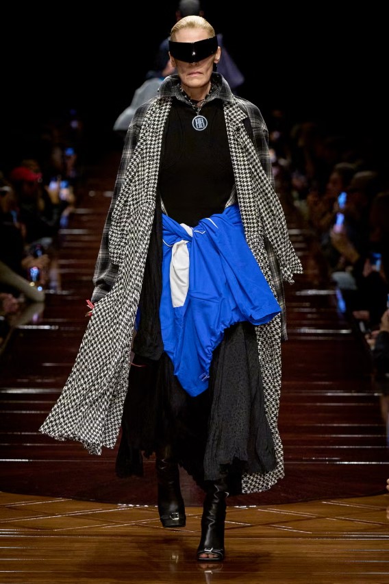 Тренди жіночого одягу весна-літо 2026: чим здивує новий сезон kurtka na pojase, 54, Тренди жіночого одягу весна-літо 2026: чим здивує новий сезон тренды женской одежды