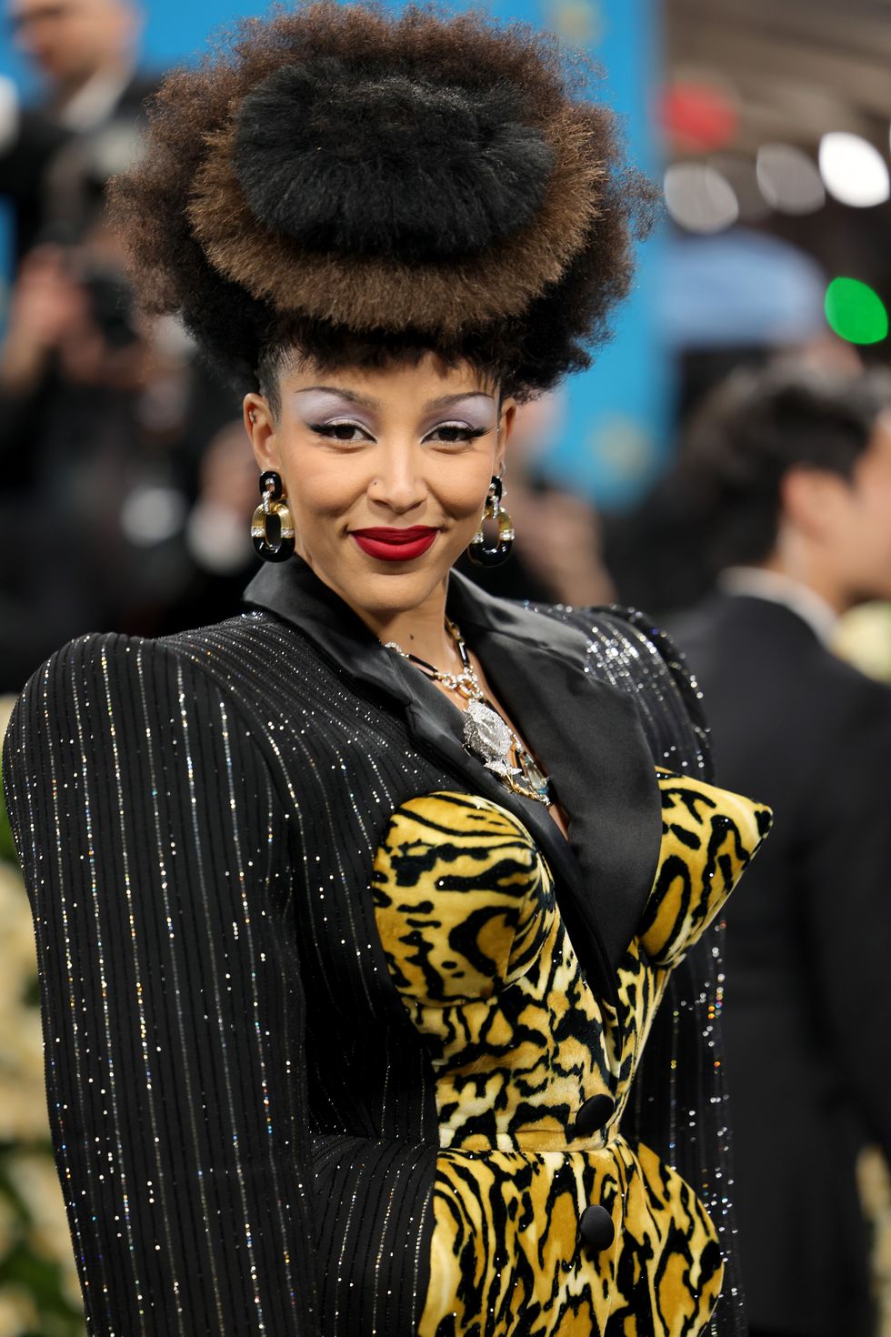 Губи, стрілки, сяйво – головні тренди макіяжу 2026 led5, 16, Губи, стрілки, сяйво – головні тренди макіяжу 2026 макияж