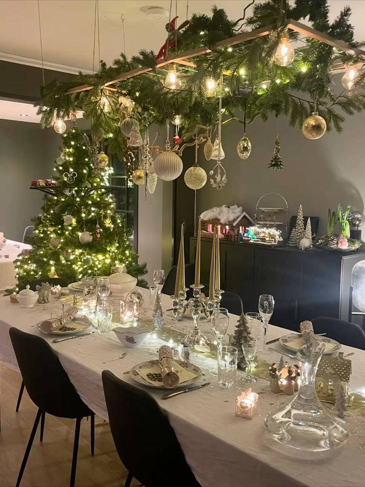 Сервірування столу на Новий рік 2026: як створити святкову магію light3 2, 13, Сервірування столу на Новий рік 2026: як створити святкову магію Сервірування столу