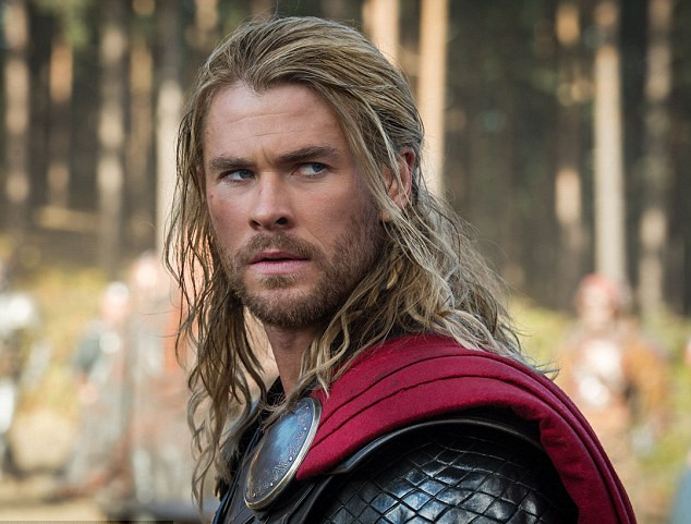 Чоловічі кучері під контролем: модні стрижки 2025 man2 e1755606335530, 23, Чоловічі кучері під контролем: модні стрижки 2025 стрижки на кучеряве