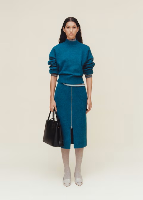 Спідниця-міді - тренд 2026: види, як підібрати по фігурі. З чим носити атласну та джинсову спідниці-міді? molnii1, 11, Спідниця-міді - тренд 2026: види, як підібрати по фігурі. З чим носити атласну та джинсову спідниці-міді? міді