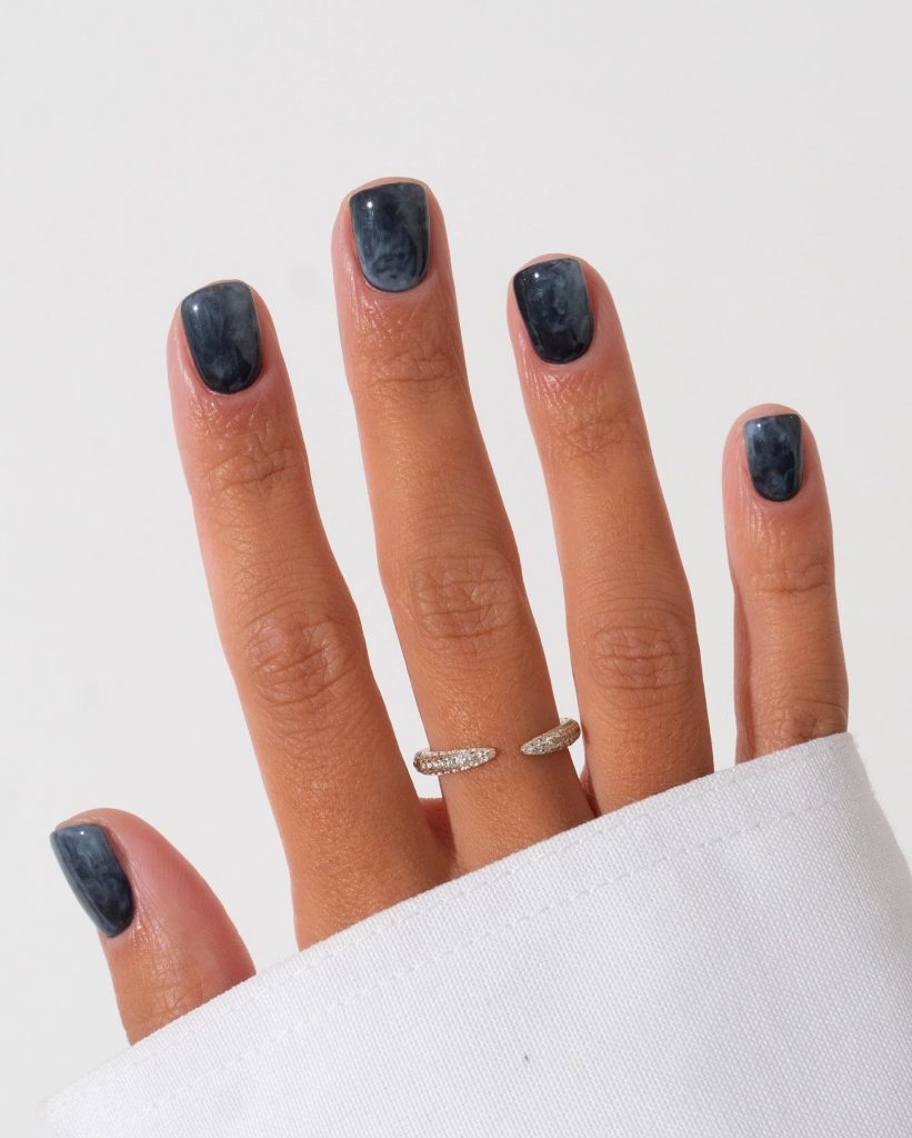 Який манкіюр у моді цієї зими? Класика, тренди, новинки – 75 фото mramor2, 6, Який манкіюр у моді цієї зими? Класика, тренди, новинки – 75 фото маникюр