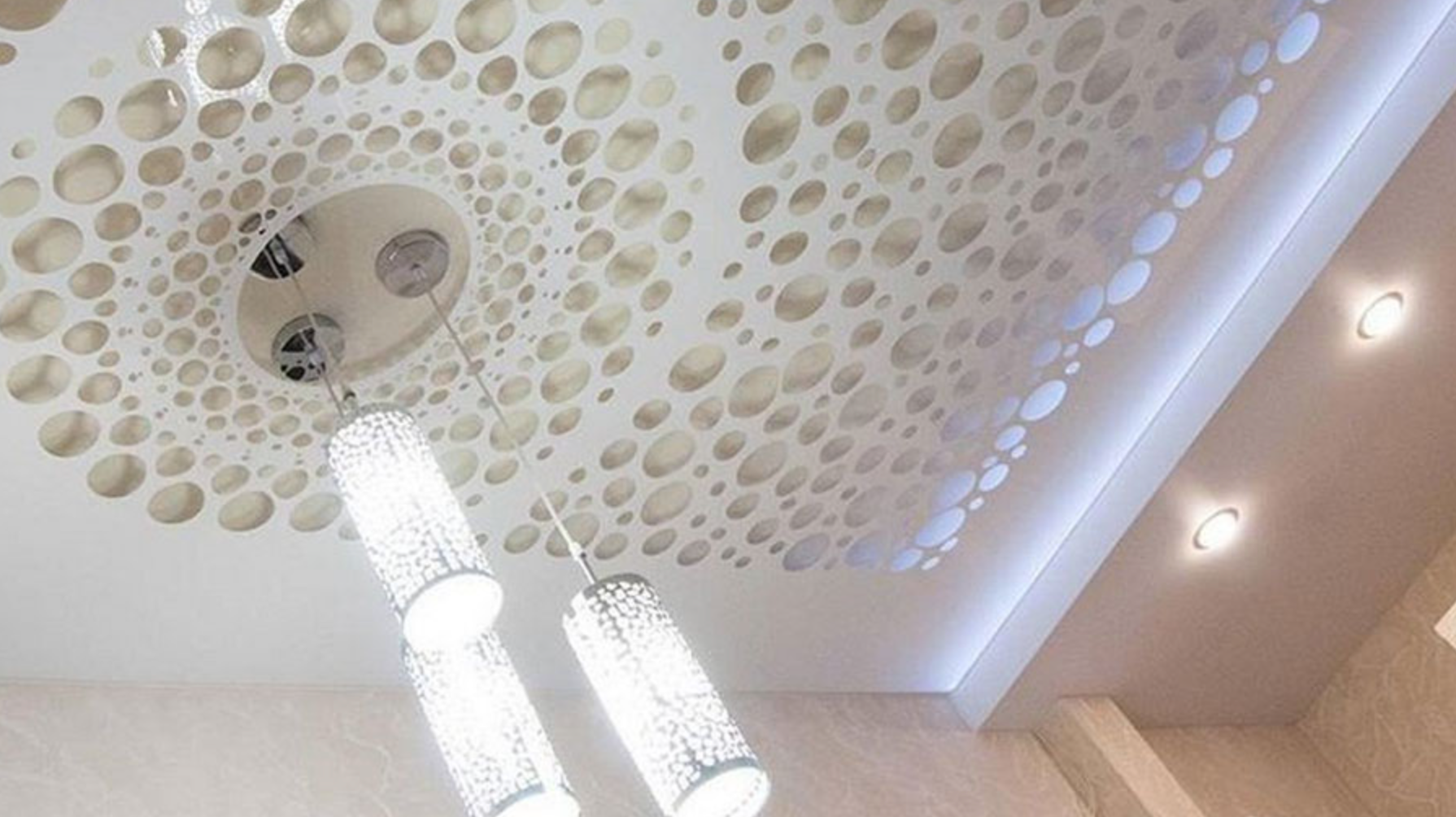 Натяжні стелі з різьбленими елементами: сучасні технології для ексклюзивного інтер’єру перфоровані натяжні стелі