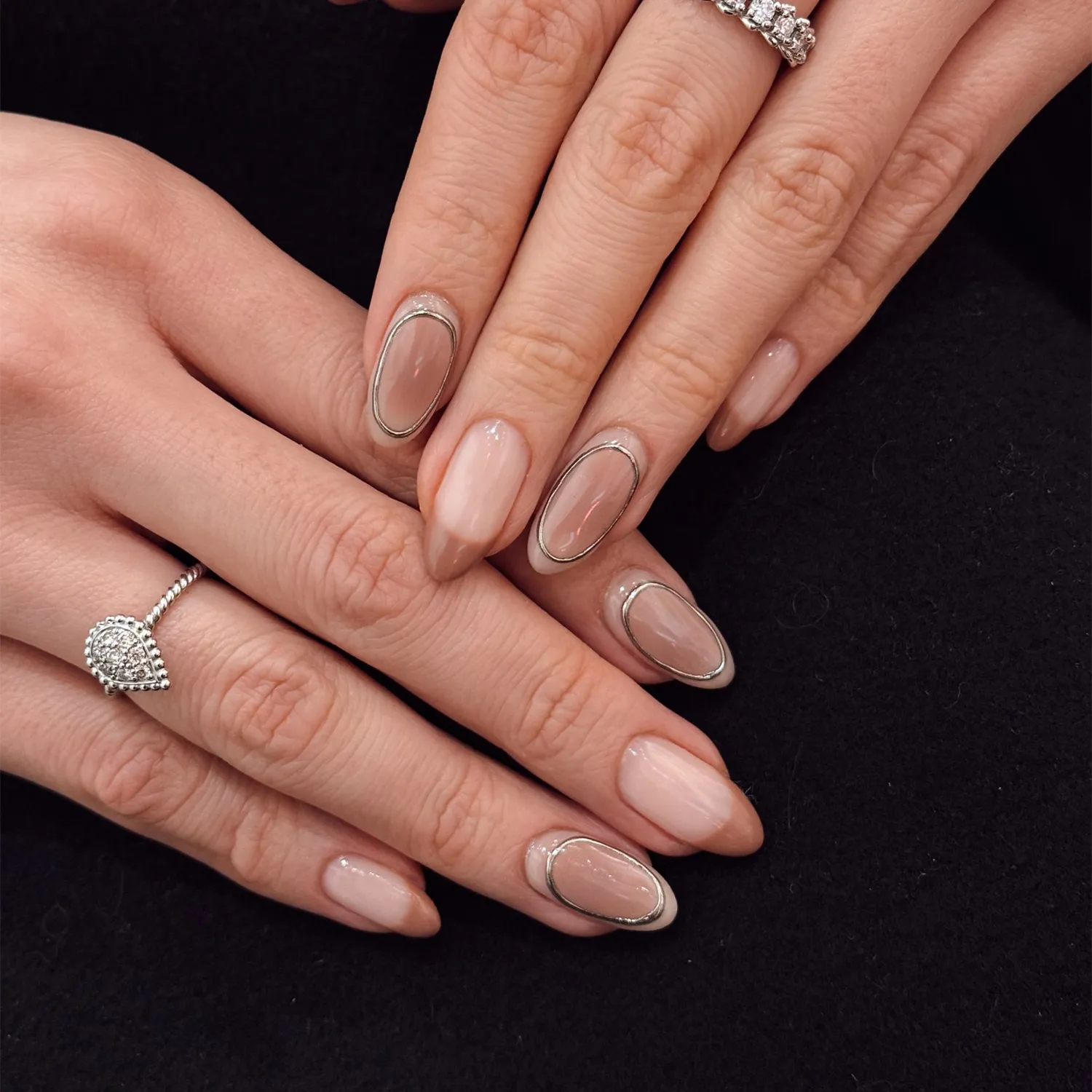 Манікюр мигдаль: розкішні та сміливі тенденції сезону (55 фото) Класичний нюдовий манікюр, елегантний образ