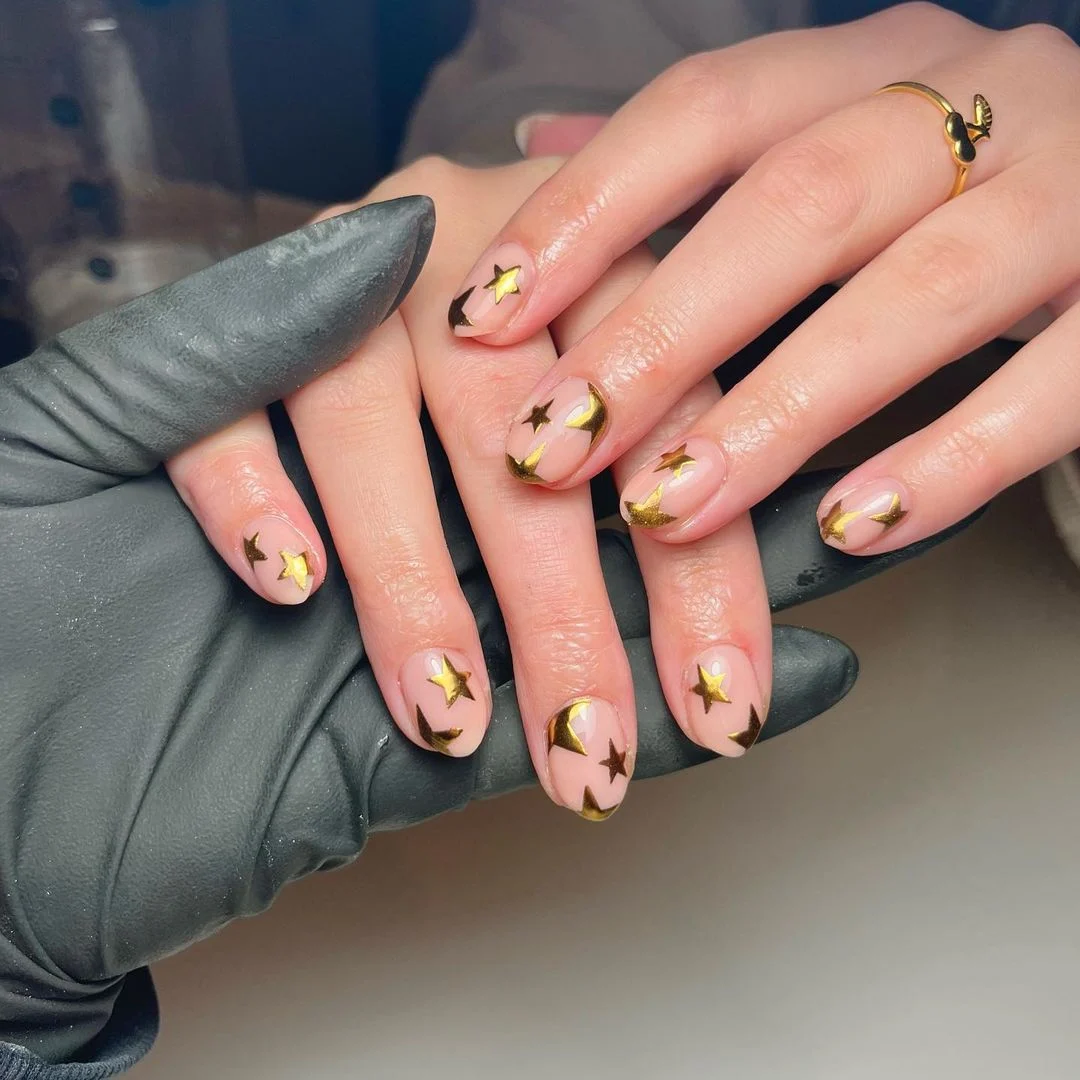 65 найкращих фото-ідей новорічного манікюру 2026: тренди, кольори, декор oval2 2, 59, 65 найкращих фото-ідей новорічного манікюру 2026: тренди, кольори, декор Манікюр 2026