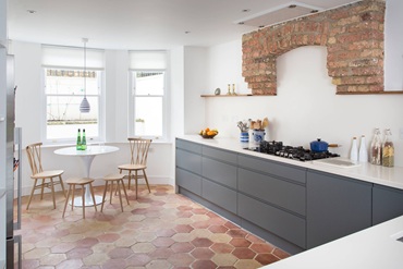 Як вибрати та покласти плитку на підлогу кухні: види, характеристики та поради , 33, Як вибрати та покласти плитку на підлогу кухні: види, характеристики та поради маникюр