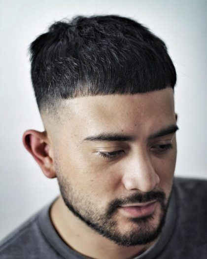 Вся увага на чубчик: найвиразніші чоловічі стрижки року, фото Чоловічий полубокс з прямим коротким чубчиком