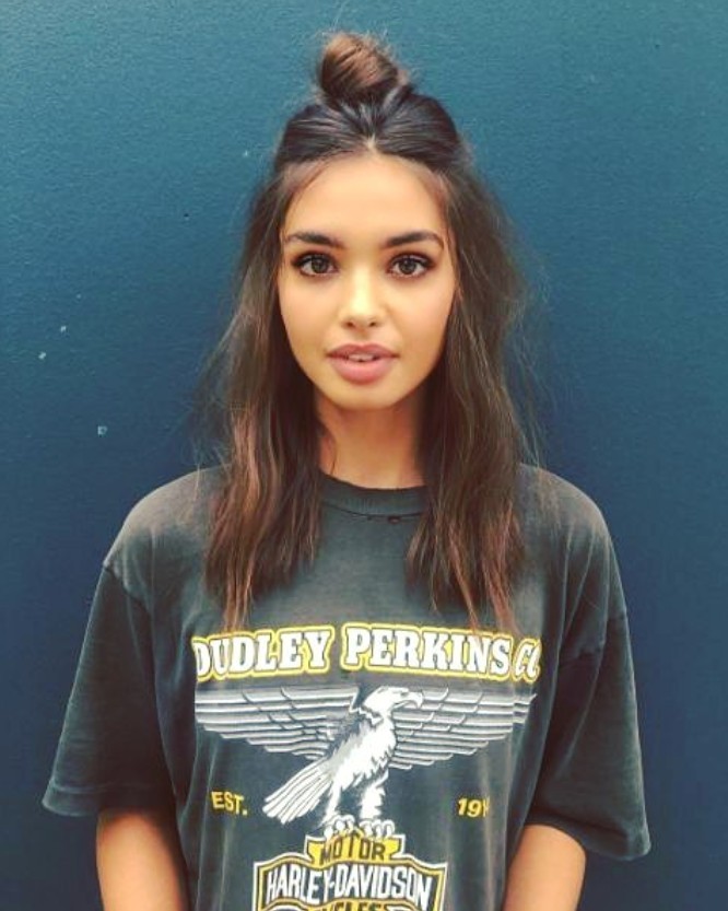 15 жіночих стрижок для круглого обличчя, які підкреслять вашу унікальність Стильний напівпучок для довгого волосся