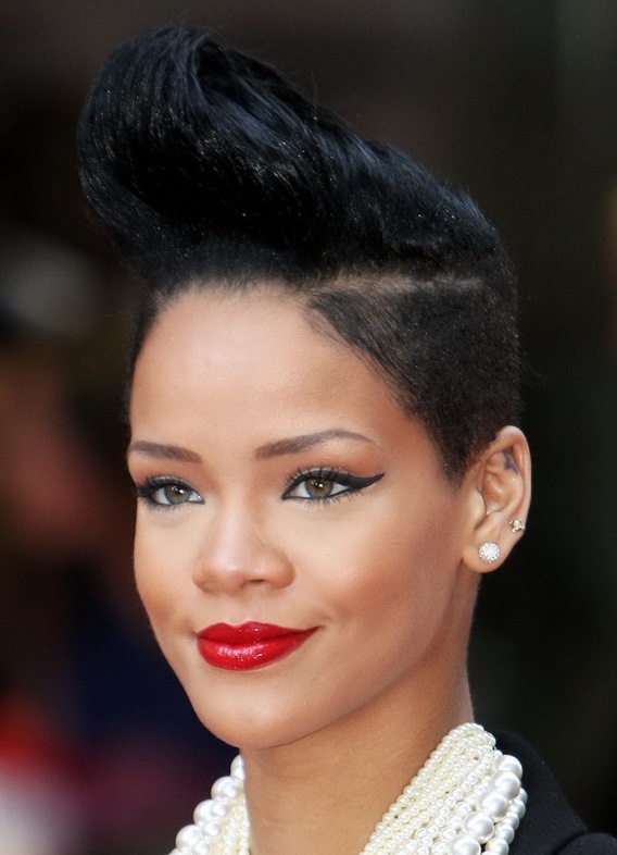 15 жіночих стрижок для круглого обличчя, які підкреслять вашу унікальність Зачіска помпадур з обємною верхівкою