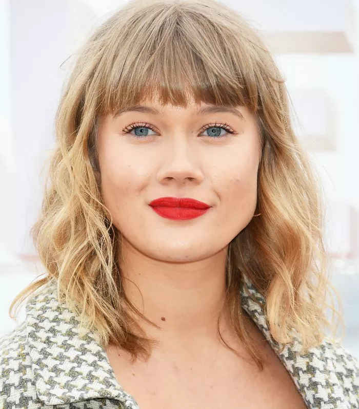 Модні жіночі стрижки з чубчиком на середнє волосся: за типом волосся та формою обличчя. Назви з фото Жіноча стрижка з прямим чубчиком