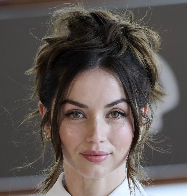 15 жіночих стрижок для круглого обличчя, які підкреслять вашу унікальність Високий пучок для круглого обличчя