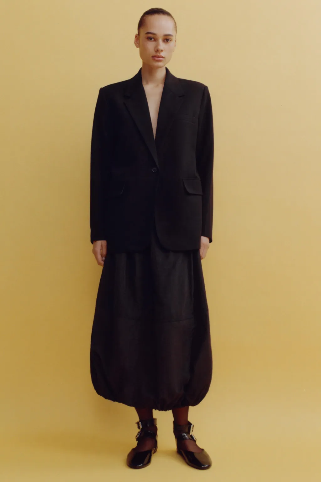 Спідниця-міді - тренд 2026: види, як підібрати по фігурі. З чим носити атласну та джинсову спідниці-міді? puzyr, 15, Спідниця-міді - тренд 2026: види, як підібрати по фігурі. З чим носити атласну та джинсову спідниці-міді? міді