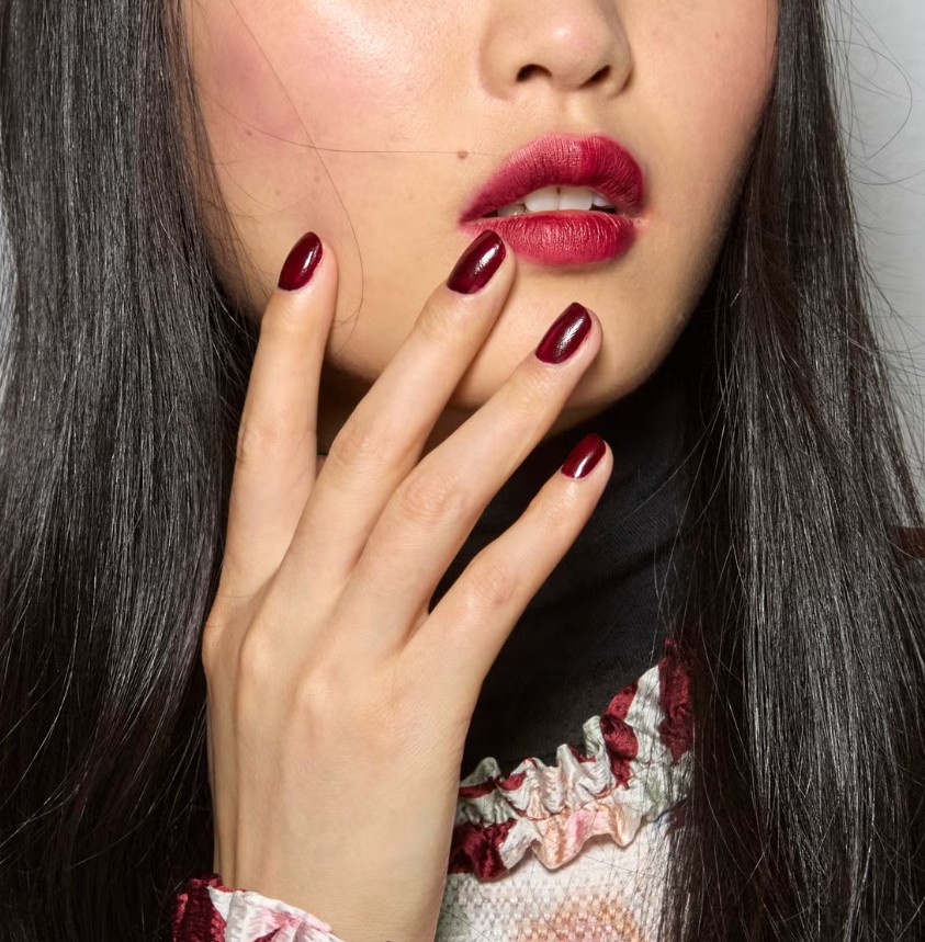Магніт для грошей: ідеальний грошовий манікюр на листопад 2025 року. red 1, 11, Магніт для грошей: ідеальний грошовий манікюр на листопад 2025 року. Грошовий манікюр