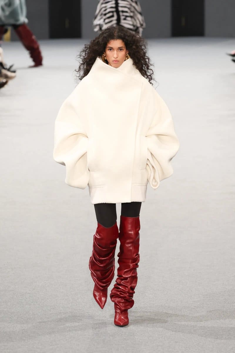 Модне жіноче взуття зима 2026: від чобіт-панчох до мілітарі red 3, 3, Модне жіноче взуття зима 2026: від чобіт-панчох до мілітарі взуття