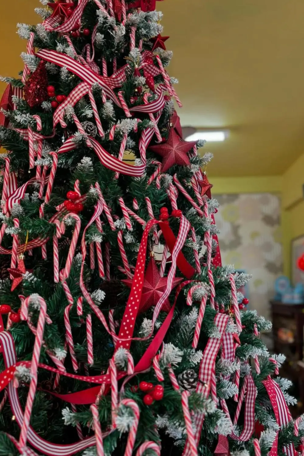 Стильний затишок: як нарядити ялинку у 2026 році модно і для душі red, 24, Стильний затишок: як нарядити ялинку у 2026 році модно і для душі Як нарядити ялинку