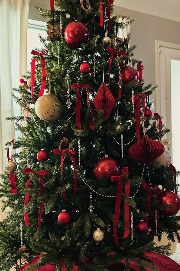 Стильний затишок: як нарядити ялинку у 2026 році модно і для душі red2 1, 12, Стильний затишок: як нарядити ялинку у 2026 році модно і для душі Як нарядити ялинку
