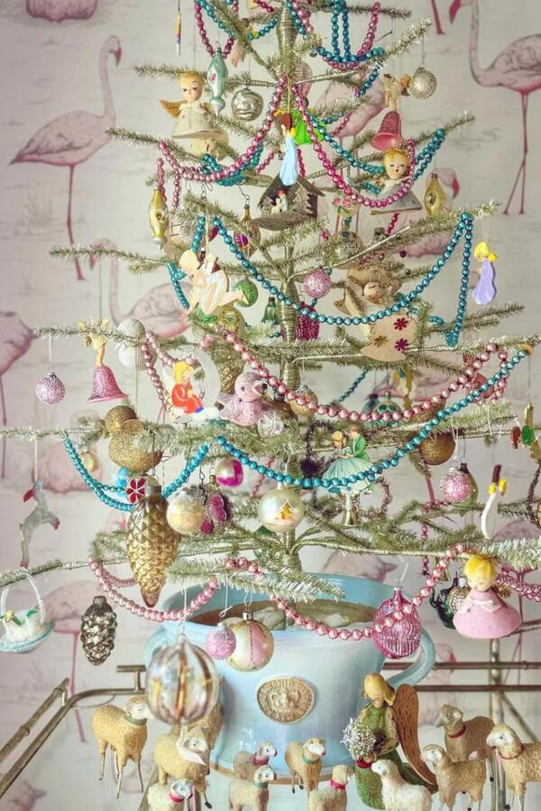 Стильний затишок: як нарядити ялинку у 2026 році модно і для душі retro 1, 2, Стильний затишок: як нарядити ялинку у 2026 році модно і для душі Як нарядити ялинку