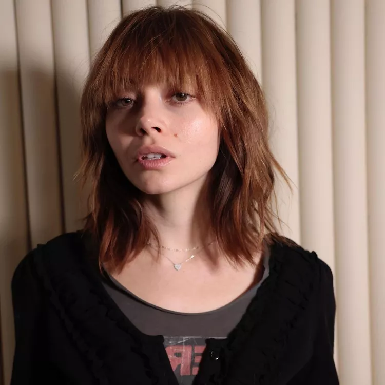 Модні жіночі стрижки з чубчиком на середнє волосся: за типом волосся та формою обличчя. Назви з фото Стрижка з рваним чубчиком, тренд