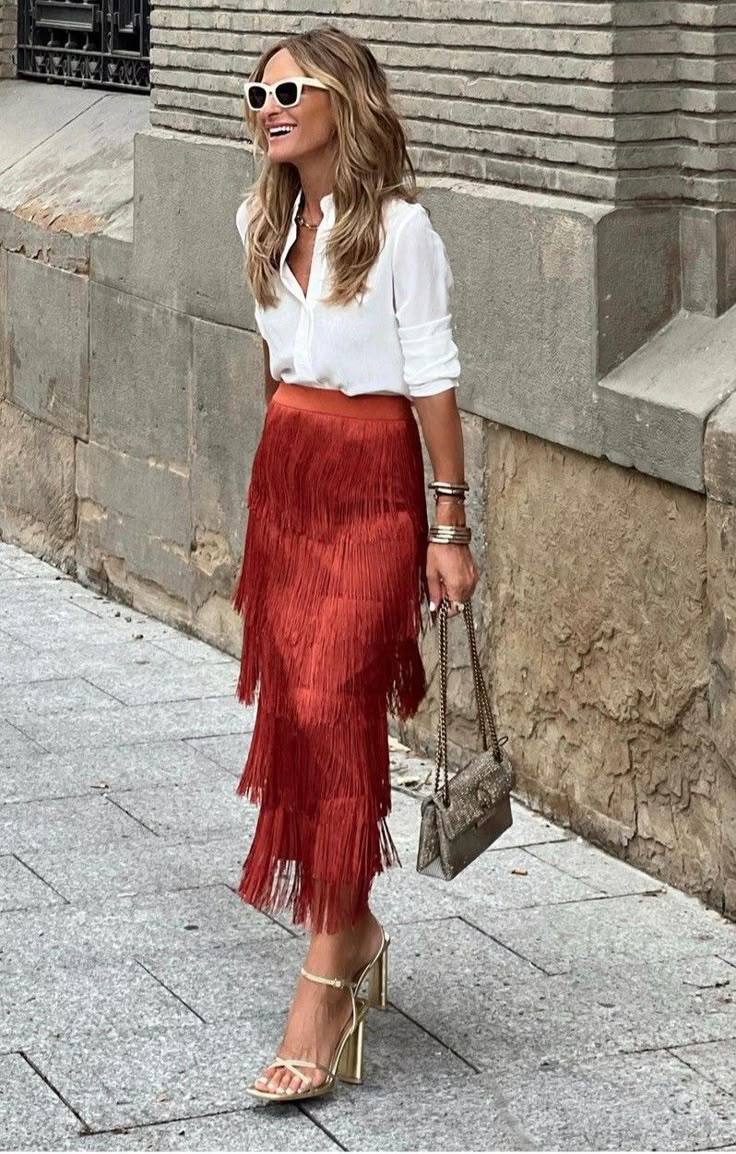 Стильні жіночі образи з білою сорочкою: як носити та з чим поєднувати – поради, ідеї, фото s jubkoj3, 8, Стильні жіночі образи з білою сорочкою: як носити та з чим поєднувати – поради, ідеї, фото образы