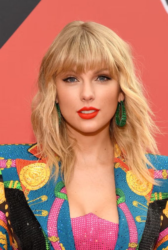 Модні жіночі стрижки з чубчиком на середнє волосся: за типом волосся та формою обличчя. Назви з фото Модна стрижка шеггі з чубчиком