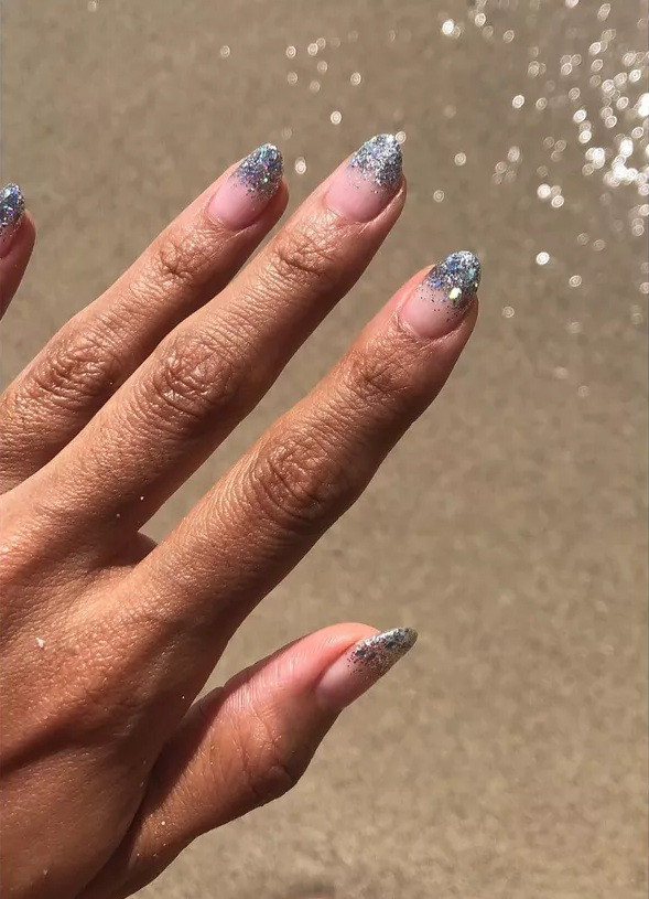 Манікюр мигдаль: розкішні та сміливі тенденції сезону (55 фото) Осінній манікюр мигдаль з блискітками