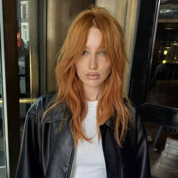 Модні жіночі стрижки з чубчиком на середнє волосся: за типом волосся та формою обличчя. Назви з фото Жіноча стрижка з чубчиком-шторкою на середнє волосся