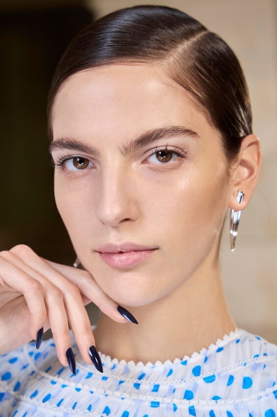 Чим позначиться 2026 у сфері нейл-дизайну? Тенденції у манікюрі, новинки+85 фото sinij5, 9, Чим позначиться 2026 у сфері нейл-дизайну? Тенденції у манікюрі, новинки+85 фото дизайн