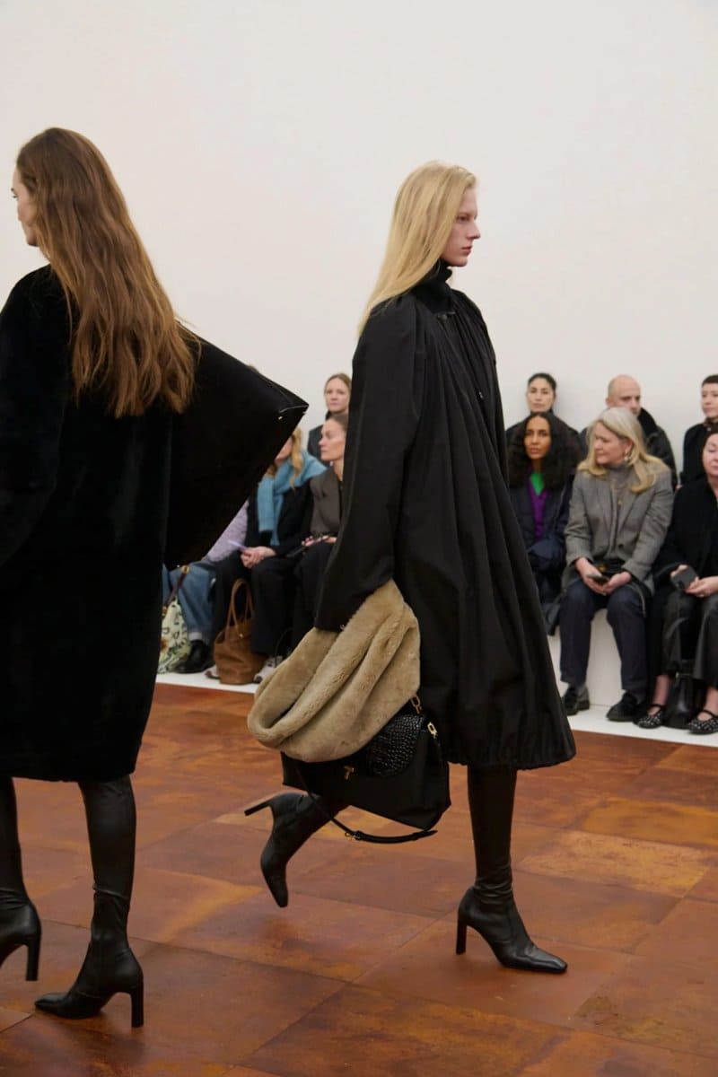 Модне жіноче взуття зима 2026: від чобіт-панчох до мілітарі skin, 8, Модне жіноче взуття зима 2026: від чобіт-панчох до мілітарі взуття