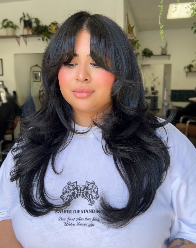 15 жіночих стрижок для круглого обличчя, які підкреслять вашу унікальність Шари, що обрамляють кругле обличчя