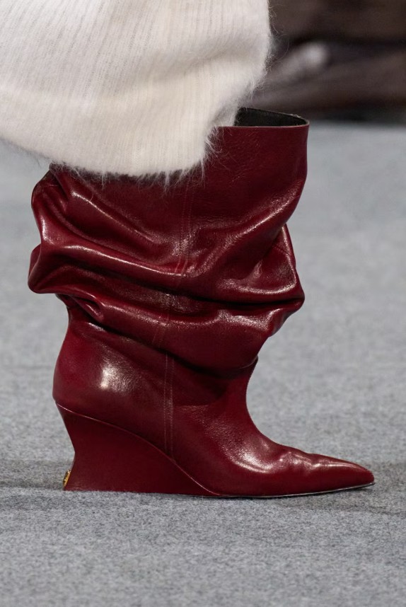 Що купити на осінь 2025: головні тренди жіночого взуття slouchy, 45, Що купити на осінь 2025: головні тренди жіночого взуття Жіноче взуття