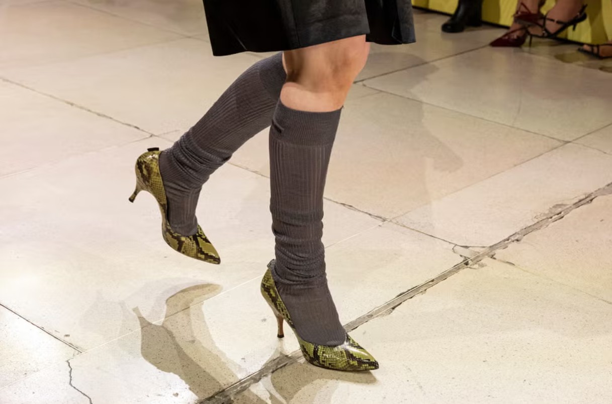 Що купити на осінь 2025: головні тренди жіночого взуття snake1, 21, Що купити на осінь 2025: головні тренди жіночого взуття Жіноче взуття